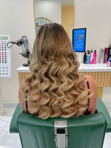 Balayage blonde waves